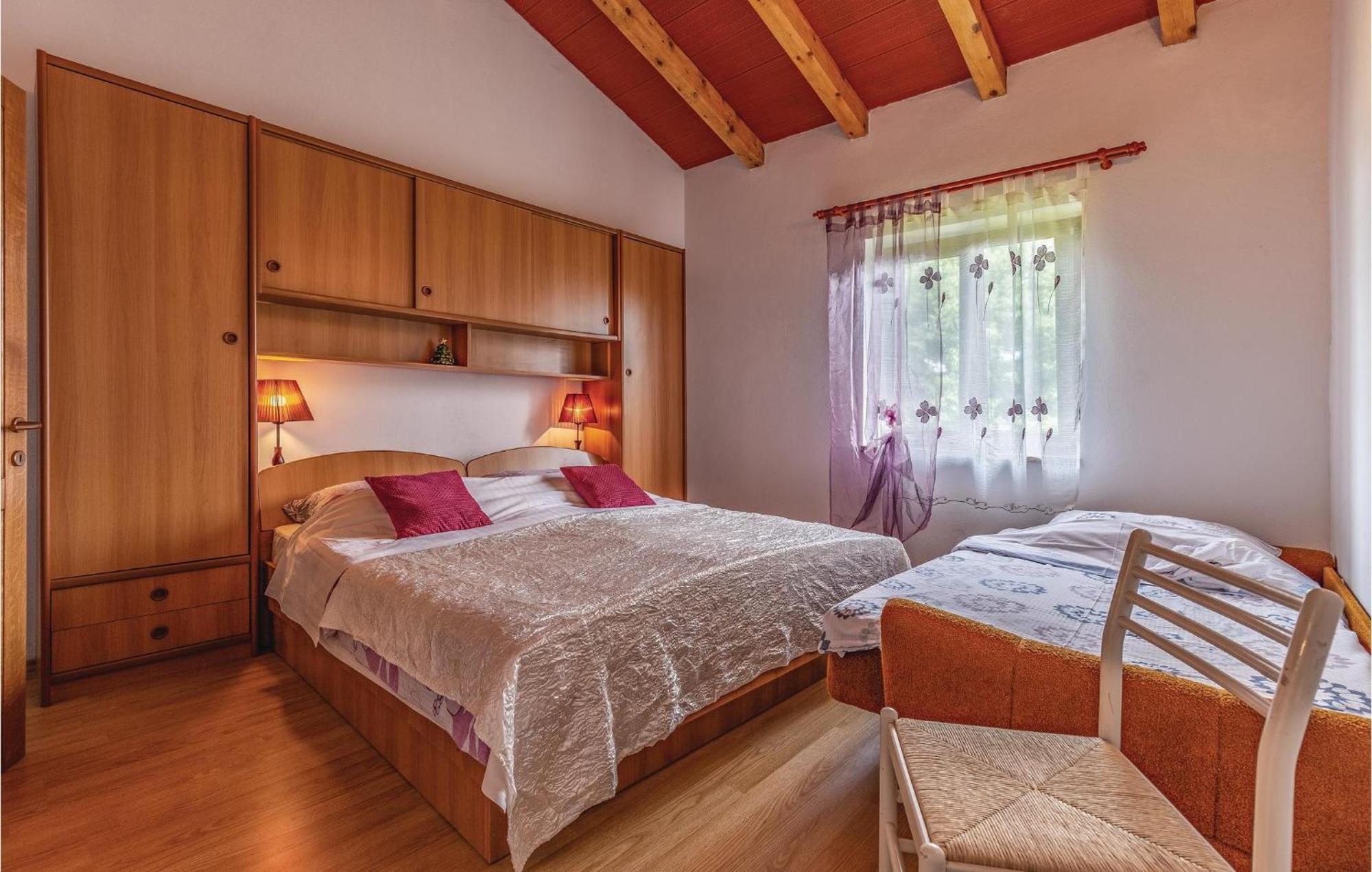 2 Bedroom Amazing Home In Rakotule Ngoại thất bức ảnh
