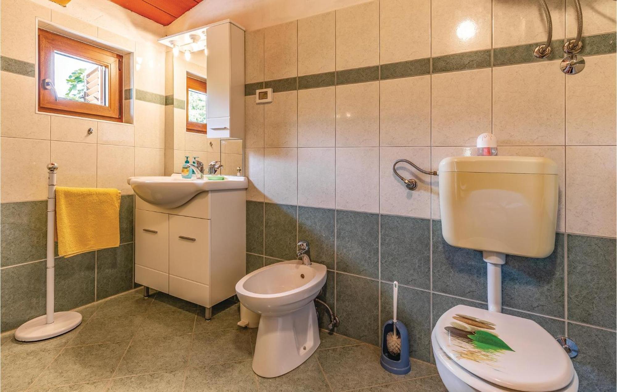2 Bedroom Amazing Home In Rakotule Ngoại thất bức ảnh