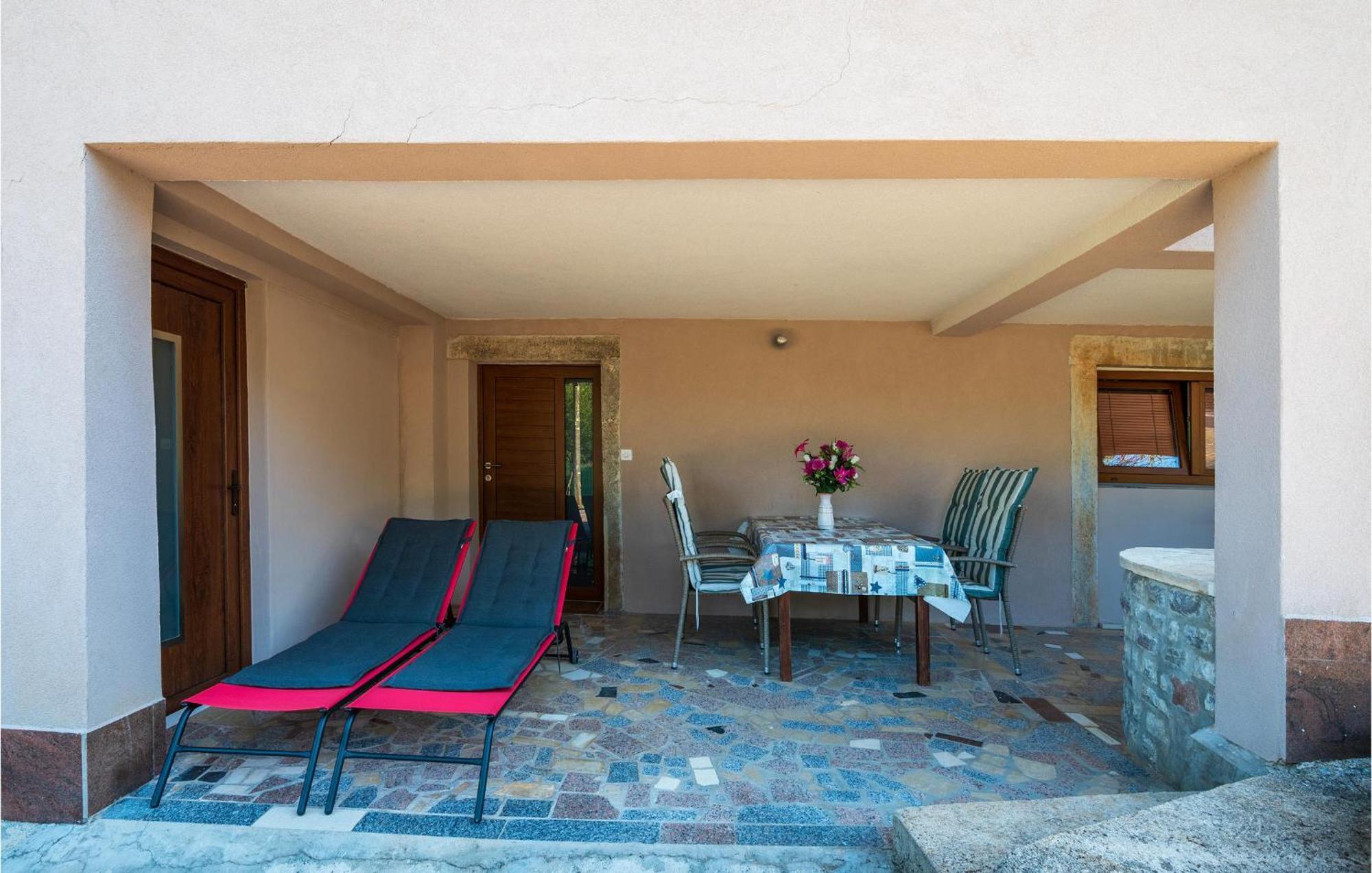 2 Bedroom Amazing Home In Rakotule Ngoại thất bức ảnh